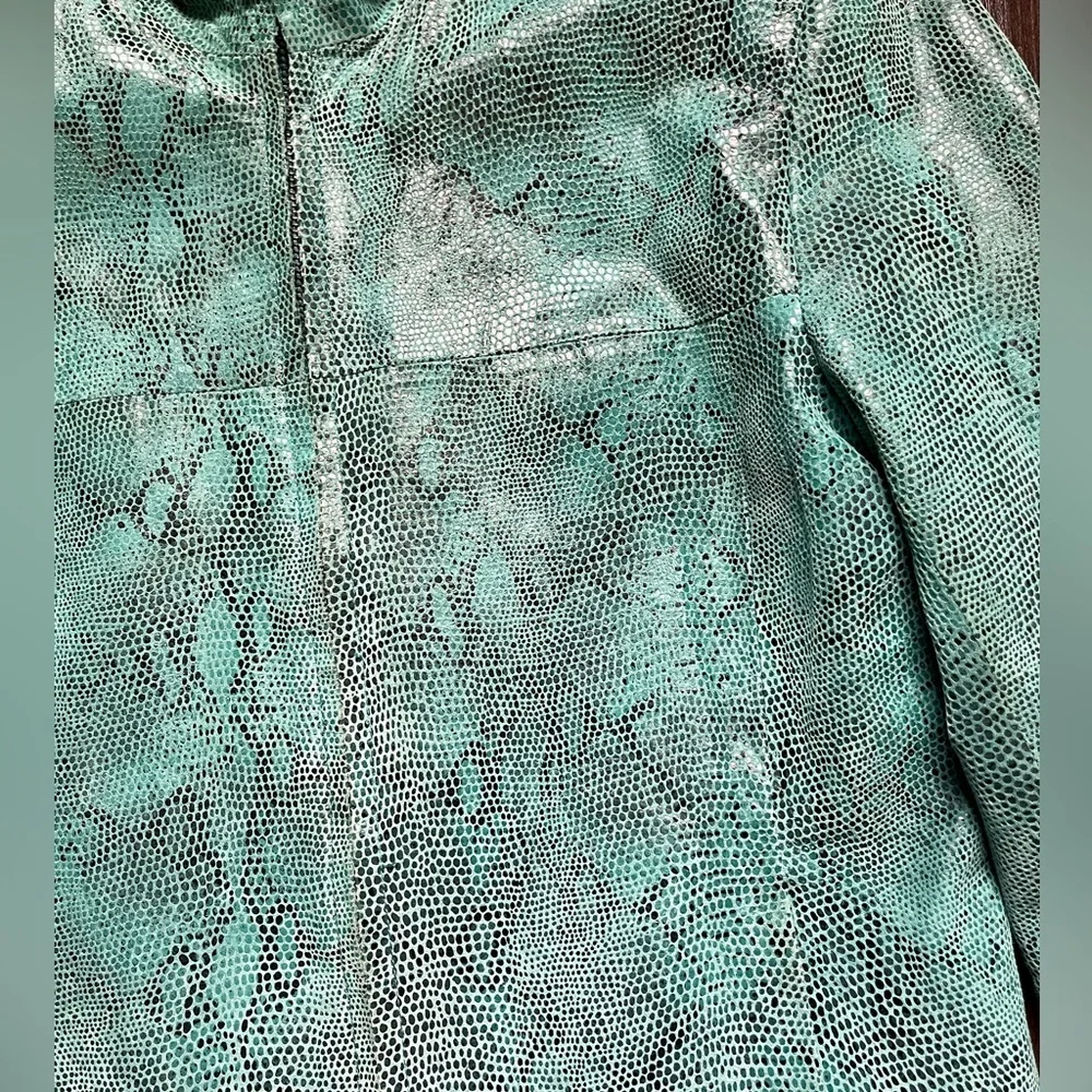 SOLD‼️BERNARDO GENUINE LEATHER JACKET BLUE PYTHON SNAKE PRINT POCKETS SILK - Picture 3 of 9